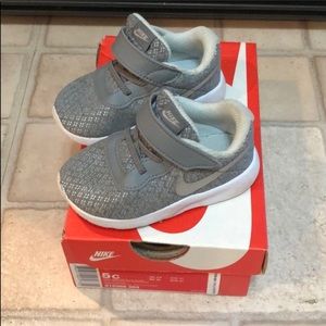 Nike tanjun baby boy sneaker size 5C